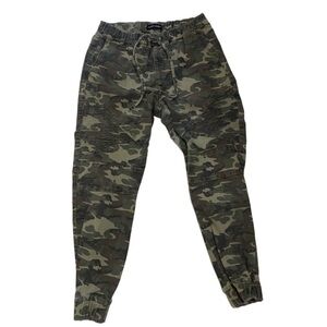 Almost Famous green camouflage elastic waist and ankle pants Size L